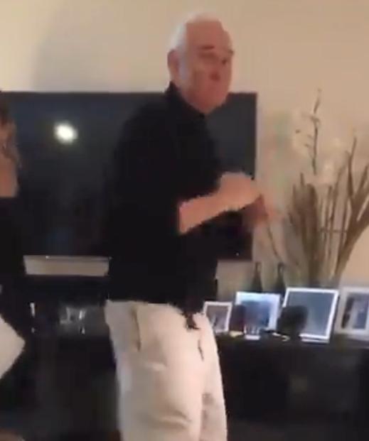 罗杰·斯通|被特朗普减刑，斯通夸张扭动身体快乐跳舞庆祝，脸上没一丝忧虑