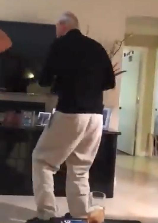 罗杰·斯通|被特朗普减刑，斯通夸张扭动身体快乐跳舞庆祝，脸上没一丝忧虑