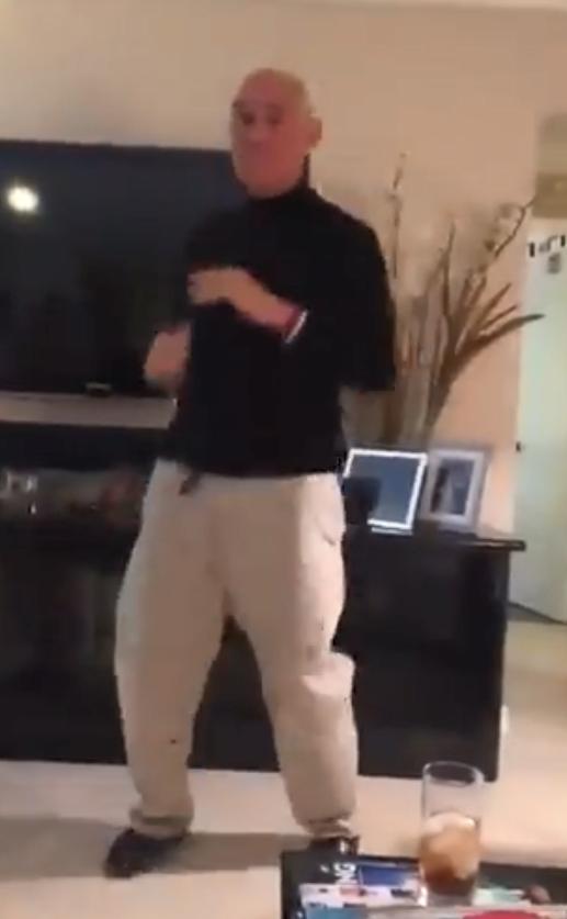 罗杰·斯通|被特朗普减刑，斯通夸张扭动身体快乐跳舞庆祝，脸上没一丝忧虑