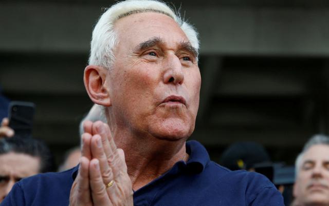 罗杰·斯通|被特朗普减刑，斯通夸张扭动身体快乐跳舞庆祝，脸上没一丝忧虑