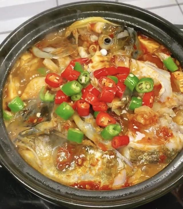 鱼头豆腐煲,蛋白质和钙的奇妙结合,这样做百分百满足你的味蕾