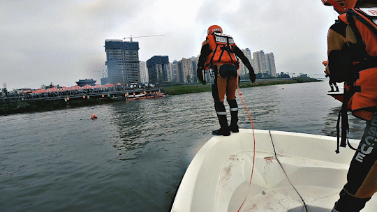 劈波斩浪舟艇并进