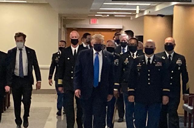 特朗普|特朗普首次镜头前戴口罩 此时美国确诊已超324万 死亡超13.4万