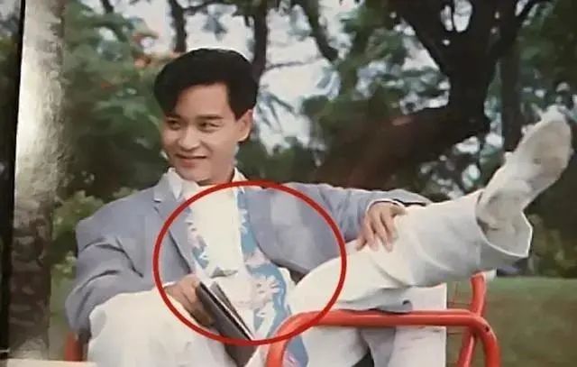 张国荣|张国荣26年前的穿搭，如今明星见了都得叫“哥哥”