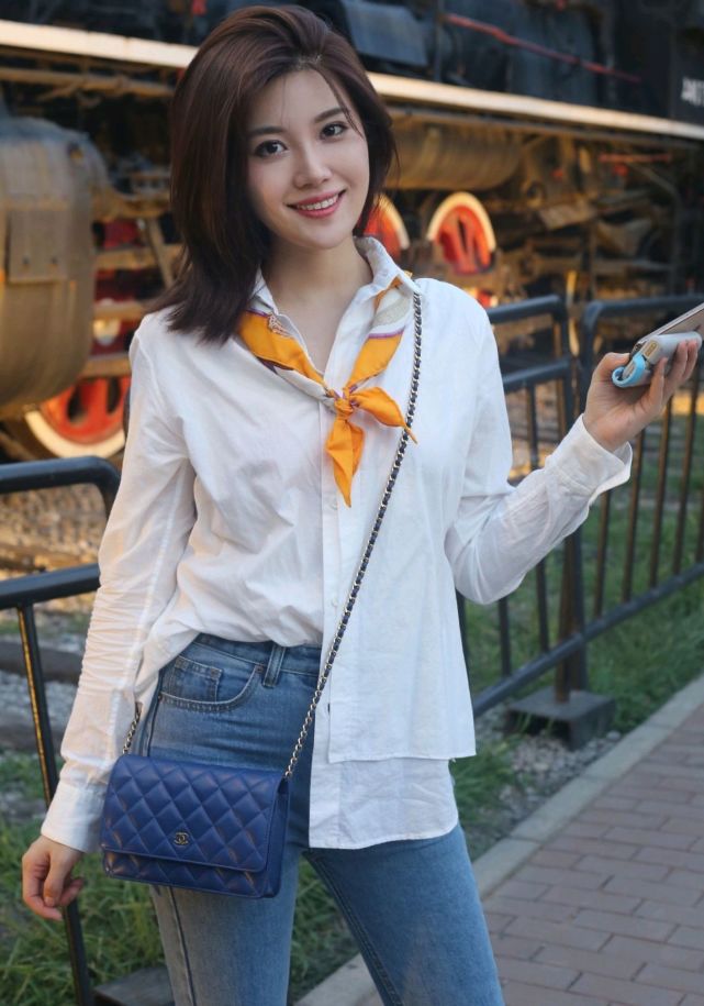 央视新闻主播郑子可被发型拉低颜值,92年的姑娘老气横秋,可惜了漂亮