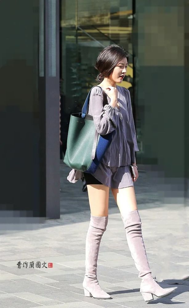 街拍美女夏天穿高筒靴比冬天更帅