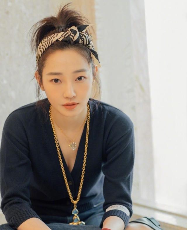 白百何|白百何近照曝光被指不修边幅，衣着邋遢似素人，刘海结块紧贴脑门