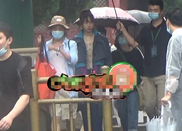 白百何|白百何近照曝光被指不修边幅，衣着邋遢似素人，刘海结块紧贴脑门