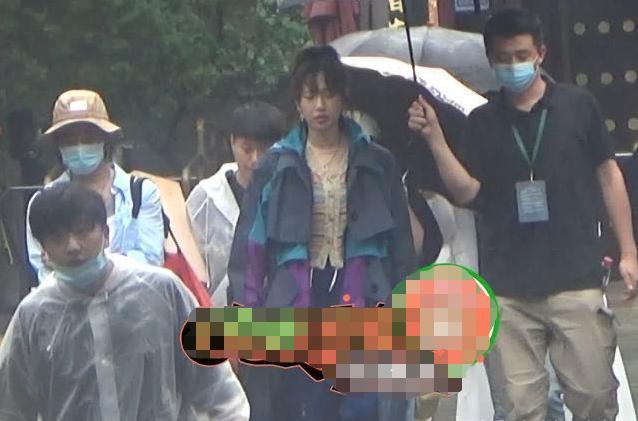 白百何|白百何近照曝光被指不修边幅，衣着邋遢似素人，刘海结块紧贴脑门