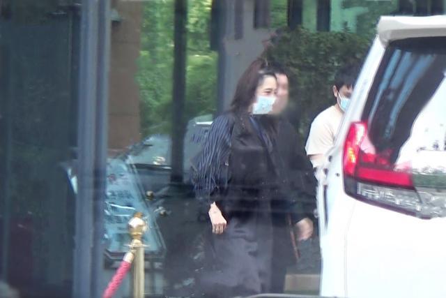 白百何|白百何近照曝光被指不修边幅，衣着邋遢似素人，刘海结块紧贴脑门