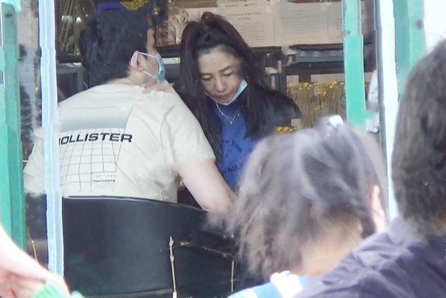 白百何|白百何近照曝光被指不修边幅，衣着邋遢似素人，刘海结块紧贴脑门