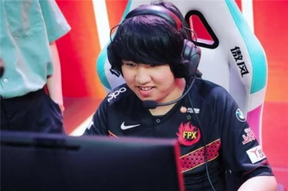 fpx再败季后赛堪忧官博遭爆破可汗被批要奎因不要脸