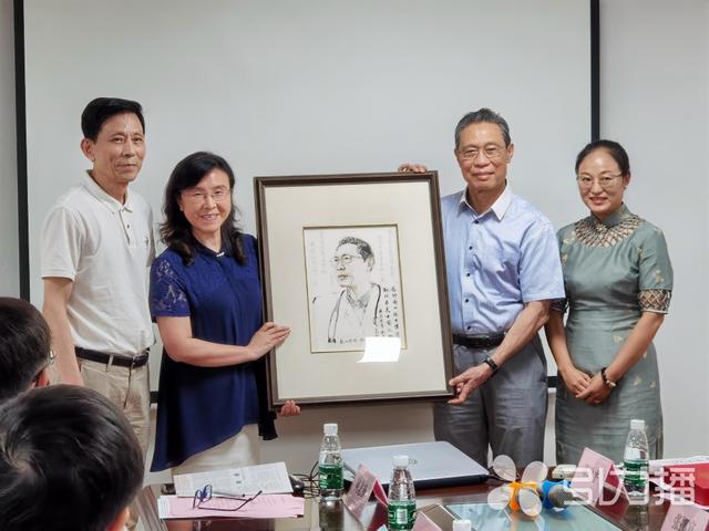 苏州绣娘周丽琴苏绣肖像赠钟南山院士苏州科学家日再送特别礼遇