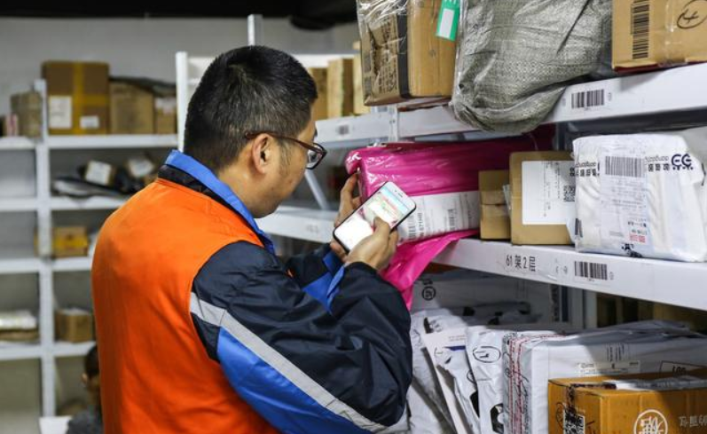 快递代收点又开始收取件费了拿个快递交一元以前都是免费