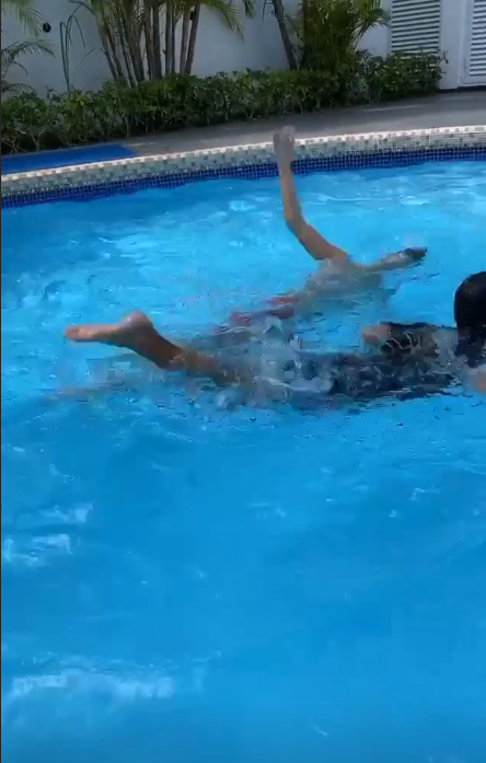 张柏芝|张柏芝带两儿子给泳池清洁卫生三观正，Lucas秀腹肌惹弟弟羡慕