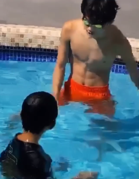 张柏芝|张柏芝带两儿子给泳池清洁卫生三观正，Lucas秀腹肌惹弟弟羡慕