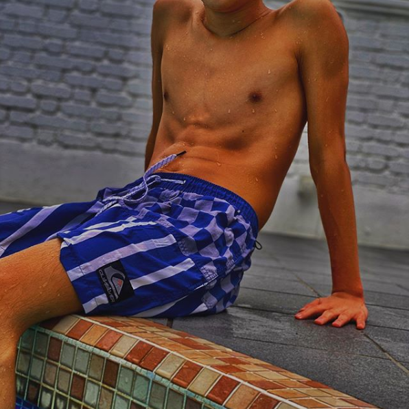 张柏芝|张柏芝带两儿子给泳池清洁卫生三观正，Lucas秀腹肌惹弟弟羡慕