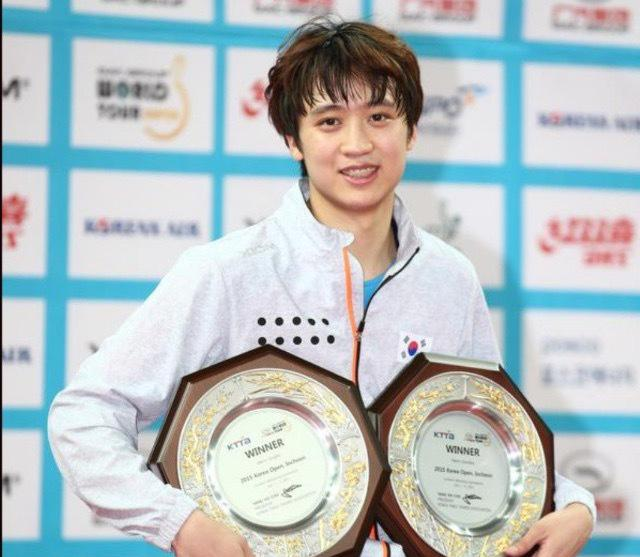 郑荣植陪父亲钓鱼,晒照片妹妹抢镜,球迷:全家颜值爆表