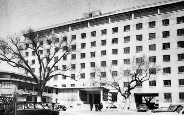 1950年代初的和平宾馆后面的方亭就是那家花园的翠籁亭,与旁边的假山