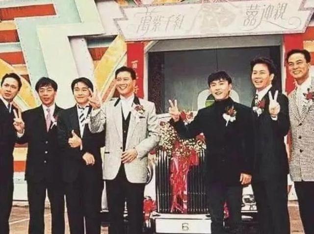 万梓良|著名影星万梓良现身赌王公祭活动！落魄后，如今只像个普通的老人