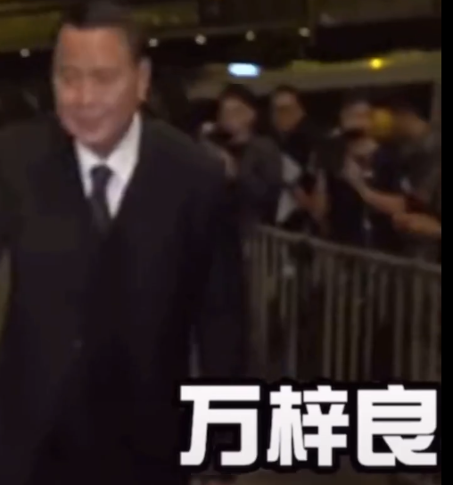 万梓良|著名影星万梓良现身赌王公祭活动！落魄后，如今只像个普通的老人