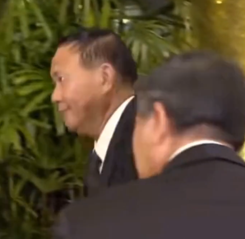 万梓良|著名影星万梓良现身赌王公祭活动！落魄后，如今只像个普通的老人