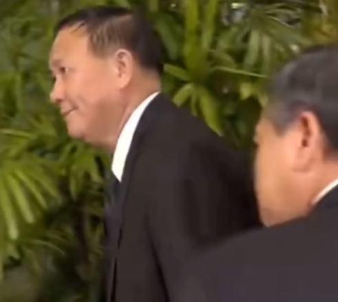 万梓良|著名影星万梓良现身赌王公祭活动！落魄后，如今只像个普通的老人