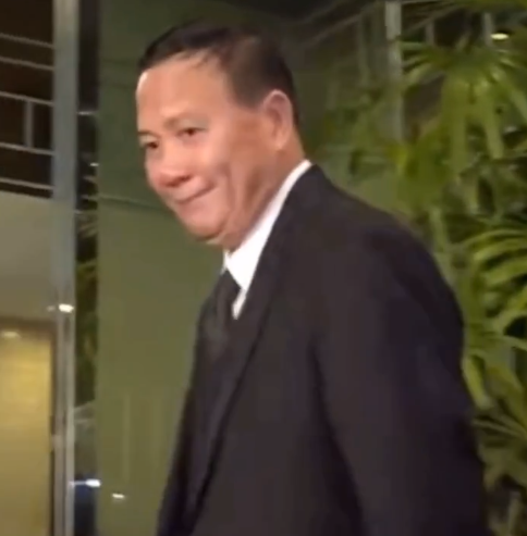 万梓良|著名影星万梓良现身赌王公祭活动！落魄后，如今只像个普通的老人