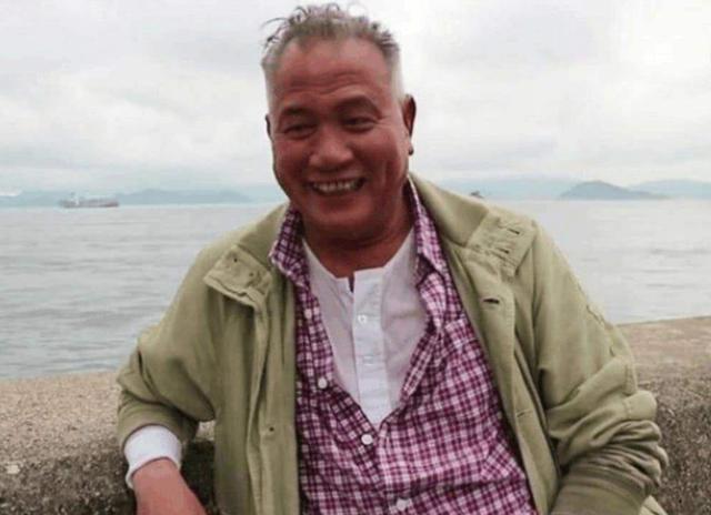 万梓良|著名影星万梓良现身赌王公祭活动！落魄后，如今只像个普通的老人