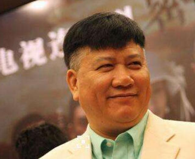 万梓良|著名影星万梓良现身赌王公祭活动！落魄后，如今只像个普通的老人