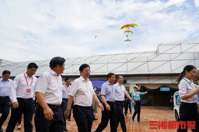 湘江欢乐城开门迎客 可去滑雪冲浪感受 冰火两重天 腾讯新闻