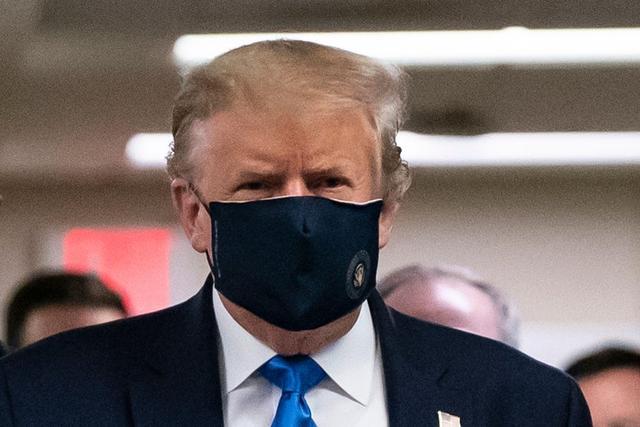 特朗普|美国疫情有救了？特朗普首次公开戴口罩，曾攻击拜登口罩遮脸太多