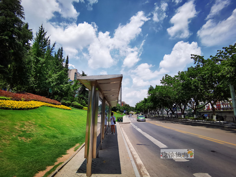 雨后云霁的自贡滨江路西段