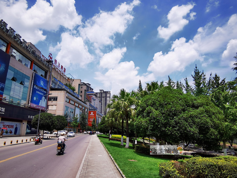 雨后云霁的自贡滨江路西段
