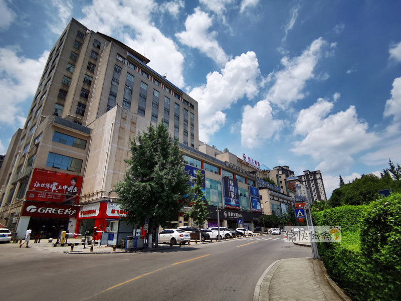 雨后云霁的自贡滨江路西段