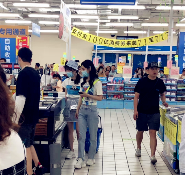 赵丽颖|知情人曝赵丽颖杨幂频繁撞型原因：被挖走的造型师只是临时工