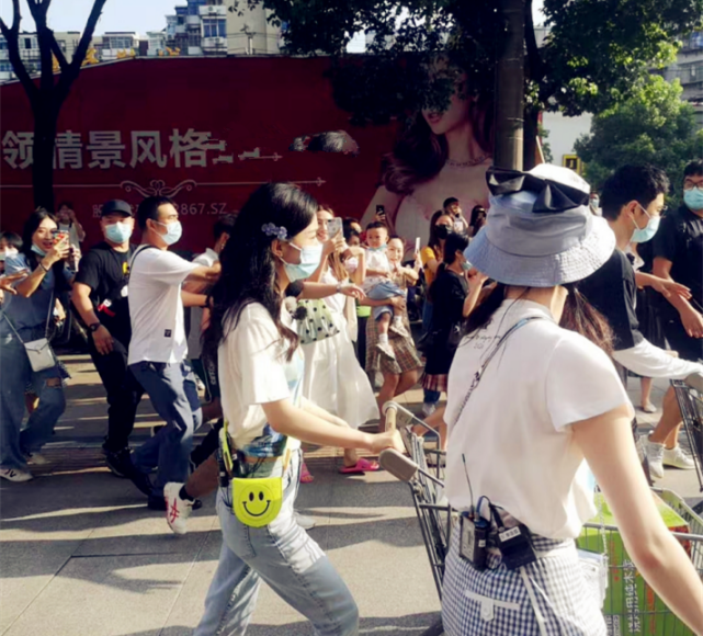 赵丽颖|知情人曝赵丽颖杨幂频繁撞型原因：被挖走的造型师只是临时工