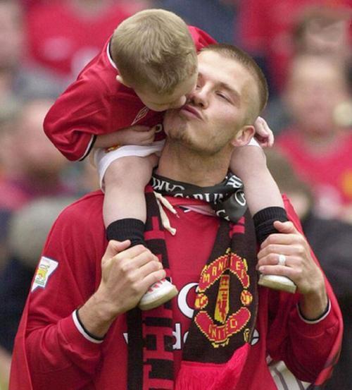 贝克汉姆|贝克汉姆21岁儿子官宣订婚！与大4岁女友甜蜜相拥，女方大有来头