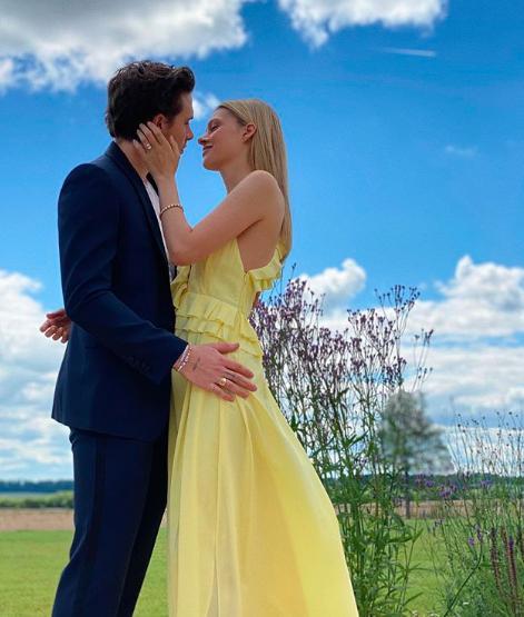 贝克汉姆|贝克汉姆21岁儿子官宣订婚！与大4岁女友甜蜜相拥，女方大有来头