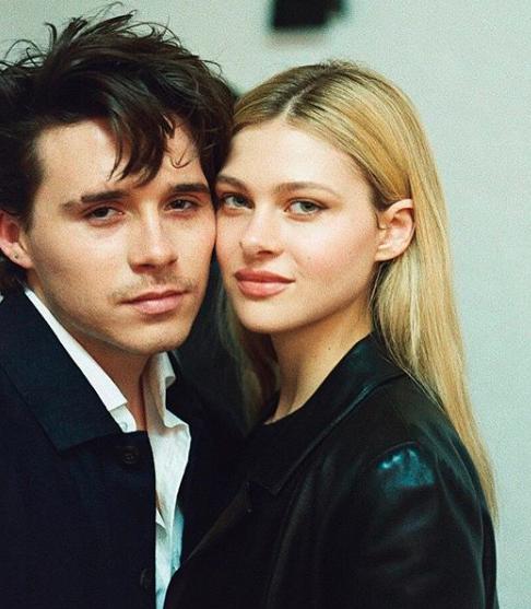 贝克汉姆|贝克汉姆21岁儿子官宣订婚！与大4岁女友甜蜜相拥，女方大有来头