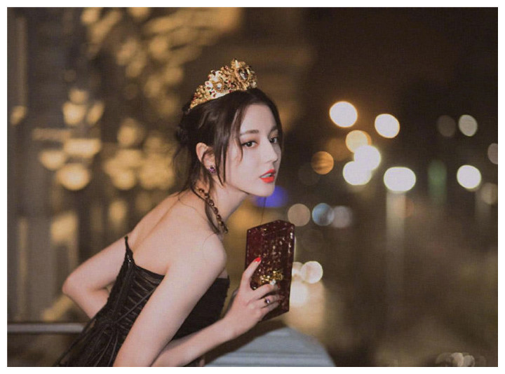 迪丽热巴|迪丽热巴背景不简单，其父亲人称“迪爷”，难怪杨幂独宠她一人！