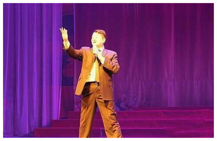 迪丽热巴|迪丽热巴背景不简单，其父亲人称“迪爷”，难怪杨幂独宠她一人！