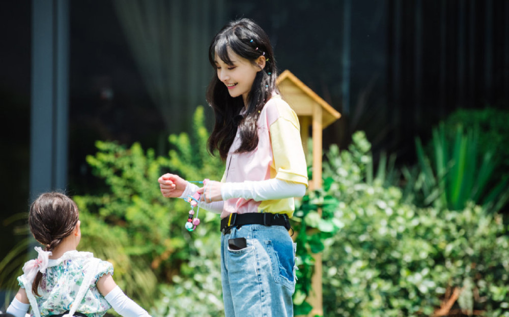 郑爽|郑爽嫩得能掐出水了，穿粉黄拼接T恤配牛仔裤，哪有29岁的样子