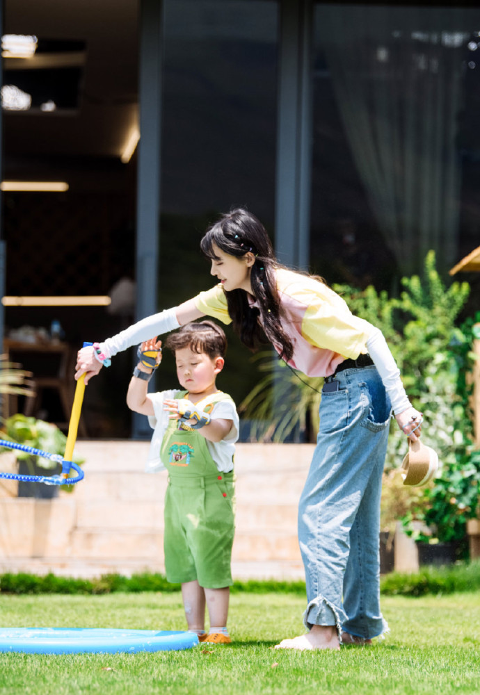 郑爽|郑爽嫩得能掐出水了，穿粉黄拼接T恤配牛仔裤，哪有29岁的样子