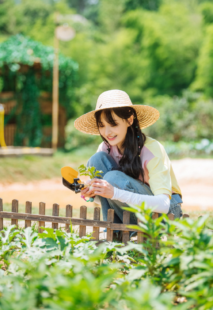 郑爽|郑爽嫩得能掐出水了，穿粉黄拼接T恤配牛仔裤，哪有29岁的样子