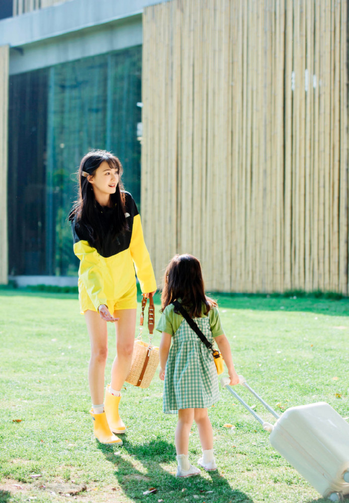 郑爽|郑爽嫩得能掐出水了，穿粉黄拼接T恤配牛仔裤，哪有29岁的样子