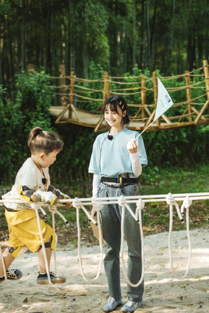 郑爽|郑爽嫩得能掐出水了，穿粉黄拼接T恤配牛仔裤，哪有29岁的样子