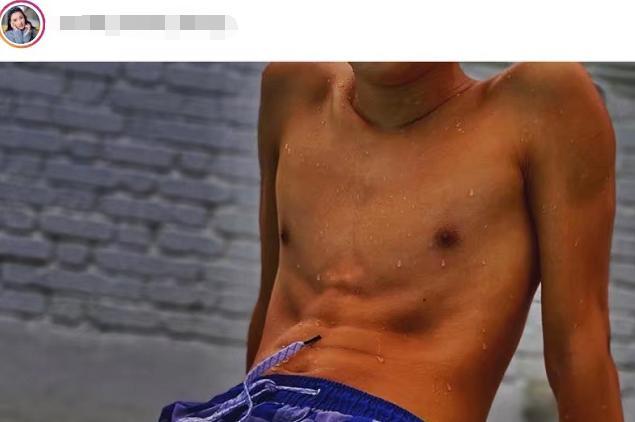 张柏芝|张柏芝晒Lucas小Q戏水，拍照对准大儿子腹肌，愿他越来越有男人味