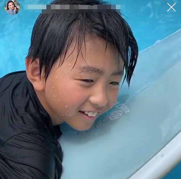 张柏芝|张柏芝晒Lucas小Q戏水，拍照对准大儿子腹肌，愿他越来越有男人味