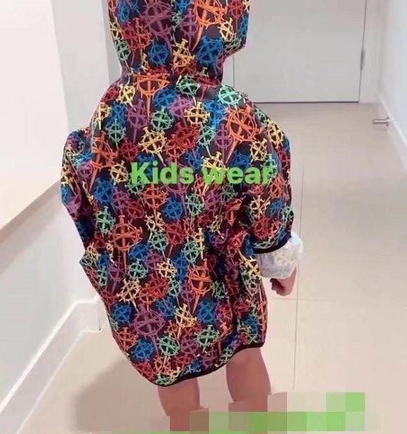 张柏芝|张柏芝晒Lucas小Q戏水，拍照对准大儿子腹肌，愿他越来越有男人味